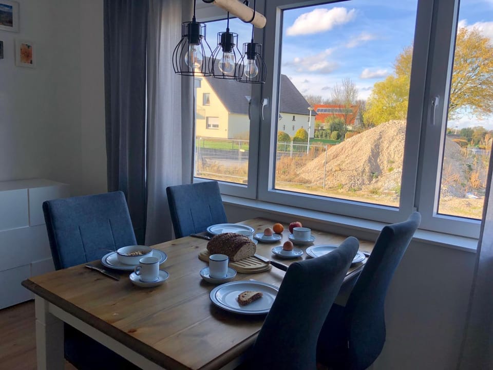 Living room, Seating area, Dining area, Food