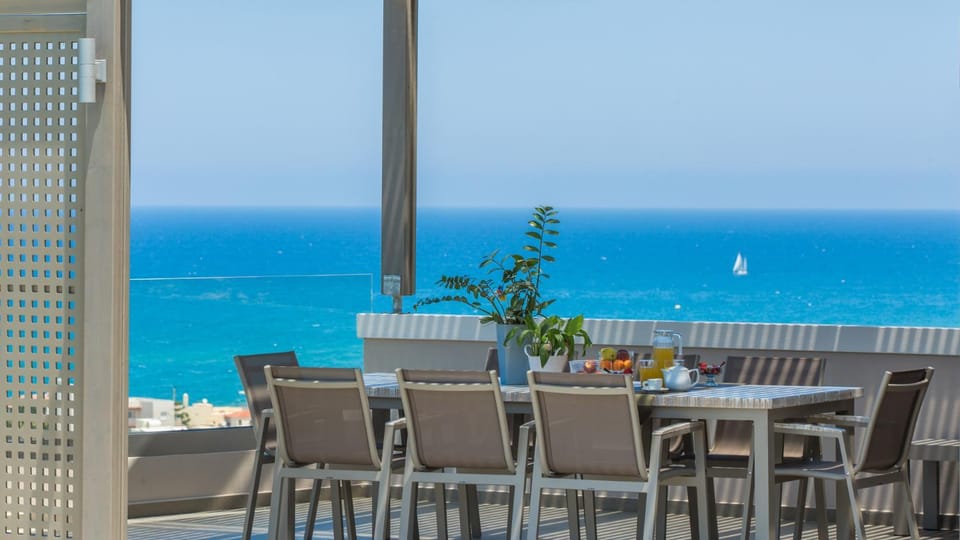 Dining area, City view, Sea view