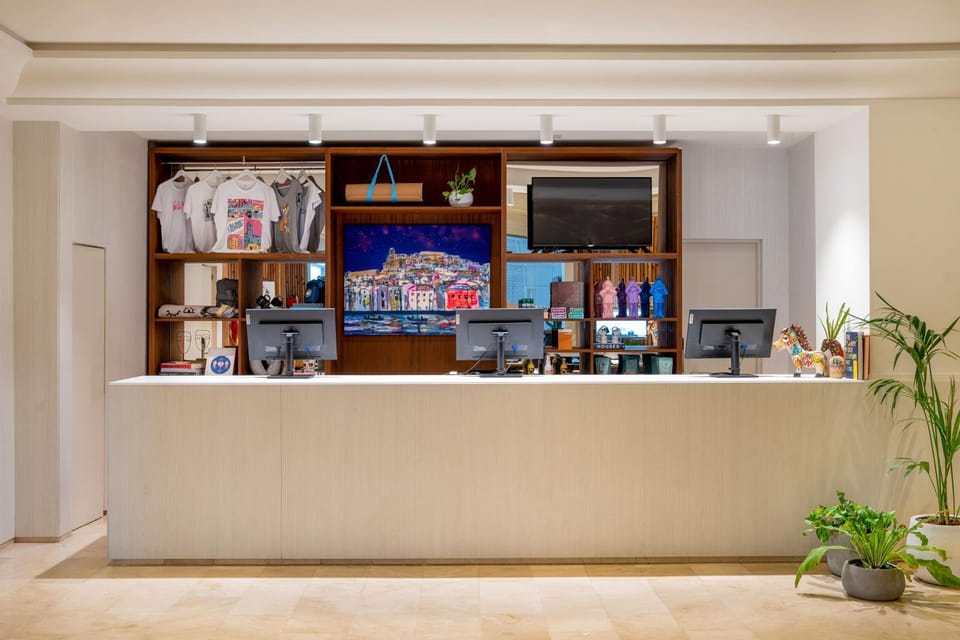 Facade/entrance, TV and multimedia, Lobby or reception