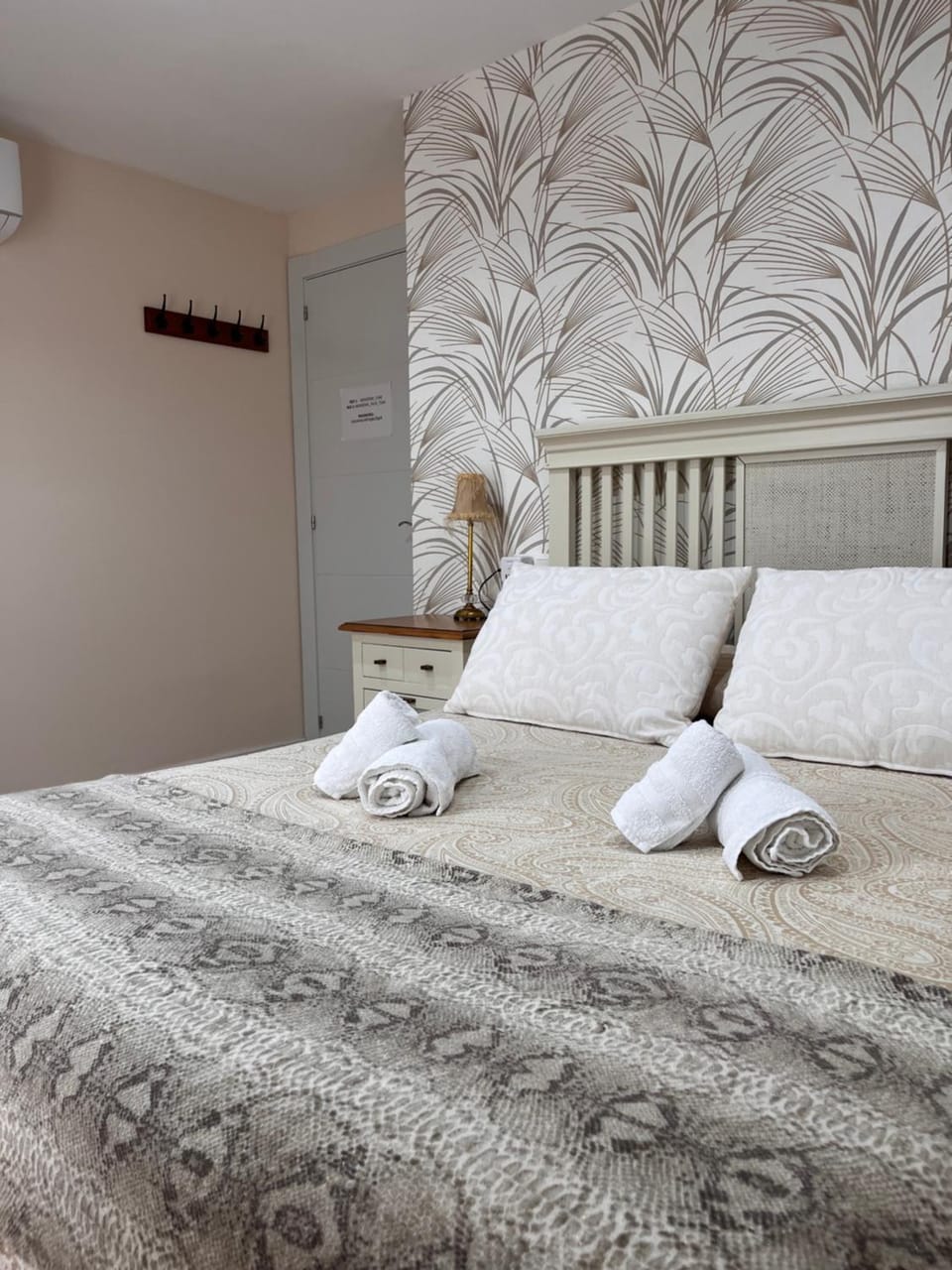 Bed, Photo of the whole room