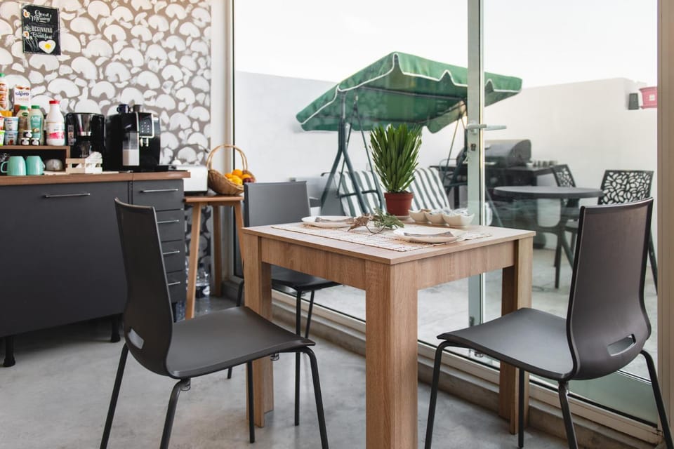 Restaurant/places to eat, Food and drinks, Seating area, Dining area