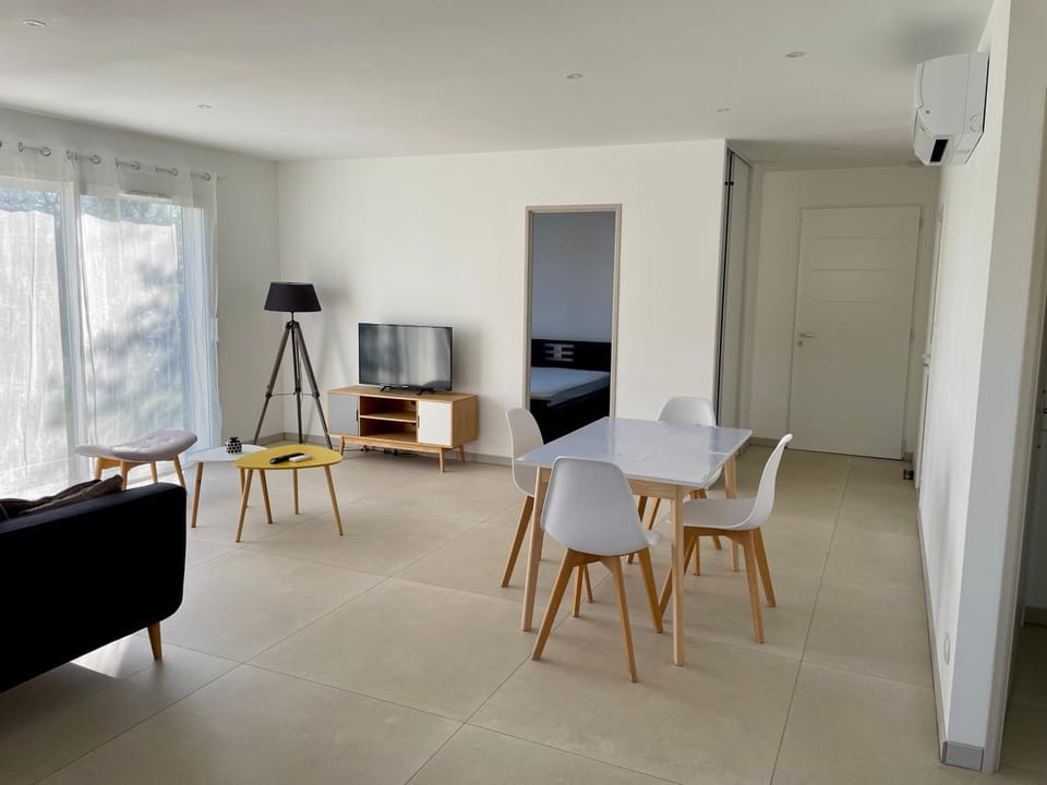 Maison neuve tout confort avec jardin et climatisation Villa in Provence-Alpes-Côte d'Azur