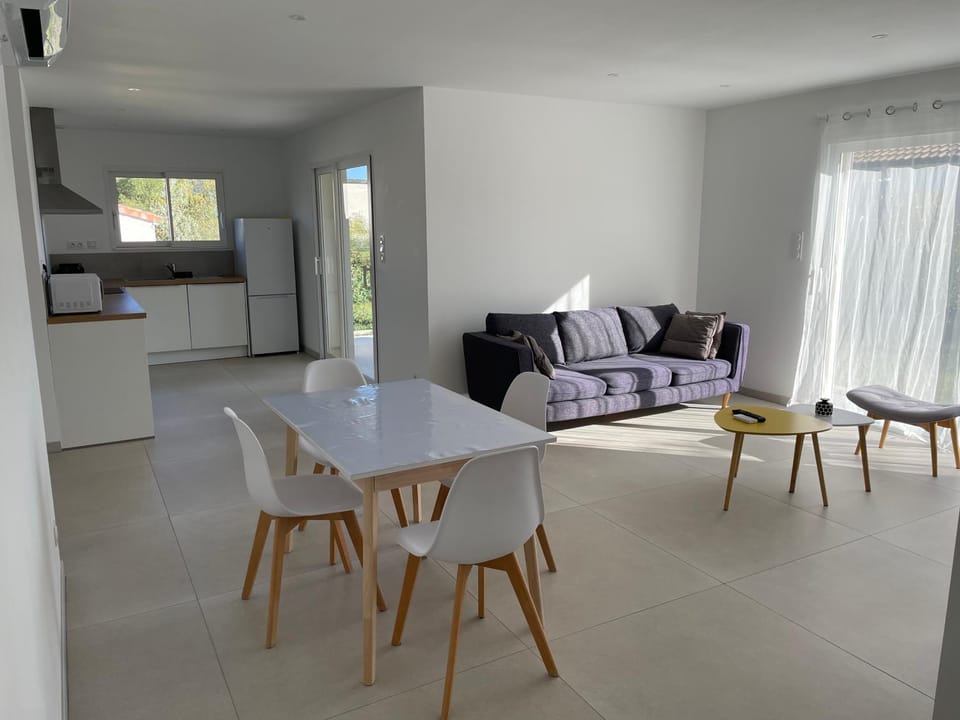 Maison neuve tout confort avec jardin et climatisation Villa in Provence-Alpes-Côte d'Azur