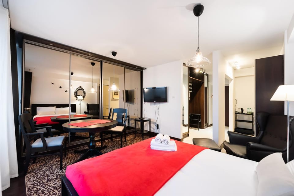Bed, TV and multimedia, Living room, Photo of the whole room, Seating area, Dining area, Evening entertainment, Bedroom, hair dresser