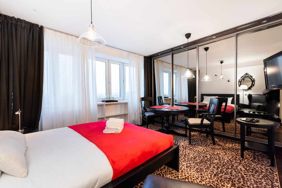 Bed, TV and multimedia, Living room, Photo of the whole room, Seating area, Dining area, Bedroom, hair dresser