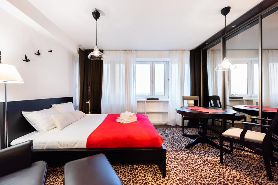 Bed, TV and multimedia, Living room, Photo of the whole room, Seating area, Bedroom, hair dresser