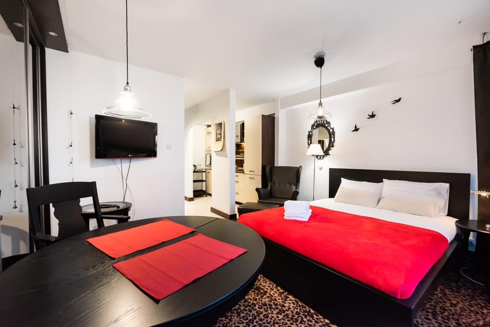 Bed, TV and multimedia, Photo of the whole room, Evening entertainment, Bedroom, hair dresser