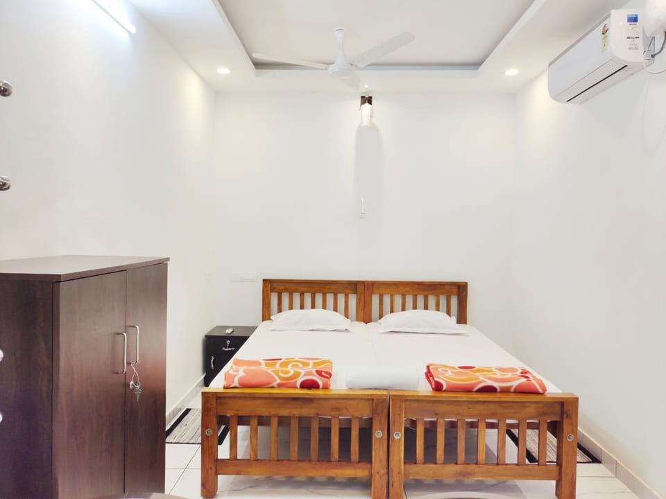 Bed, Photo of the whole room, Bedroom, air conditioner