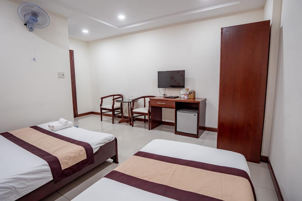 Bed, TV and multimedia, Photo of the whole room, Bedroom, towels, wardrobe, air conditioner