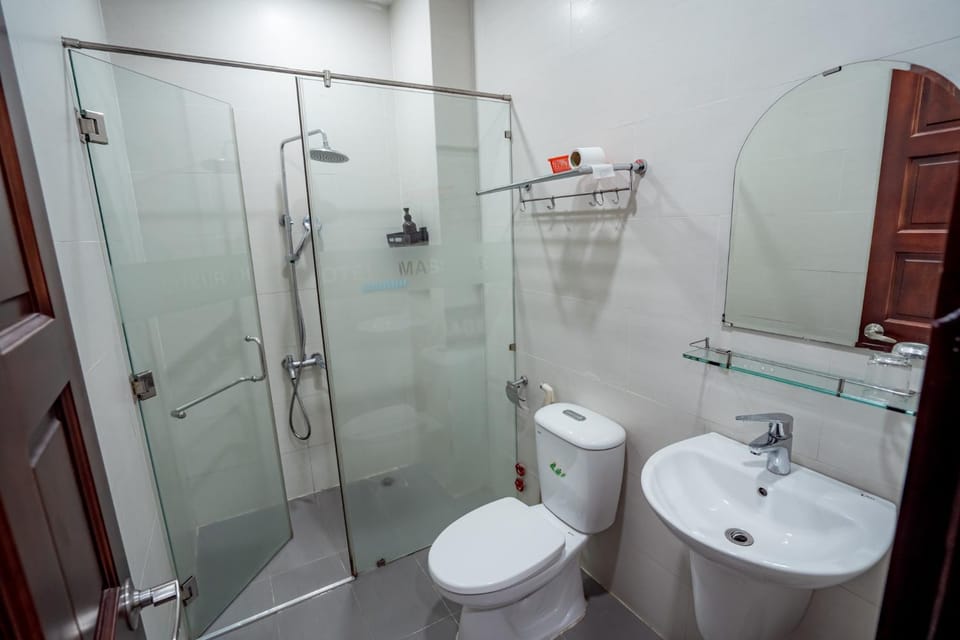 Shower, Toilet, Bathroom, bidet, towels
