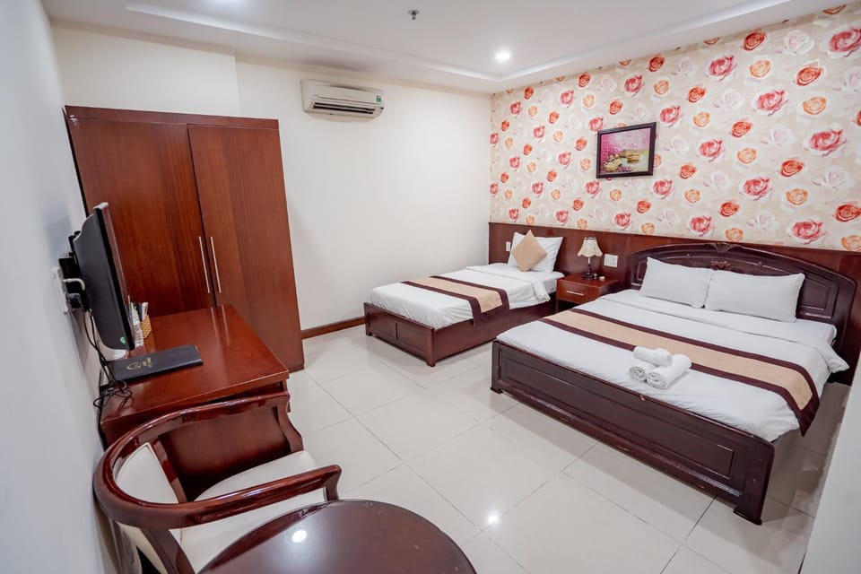 Bed, Living room, Photo of the whole room, Bedroom, towels, air conditioner