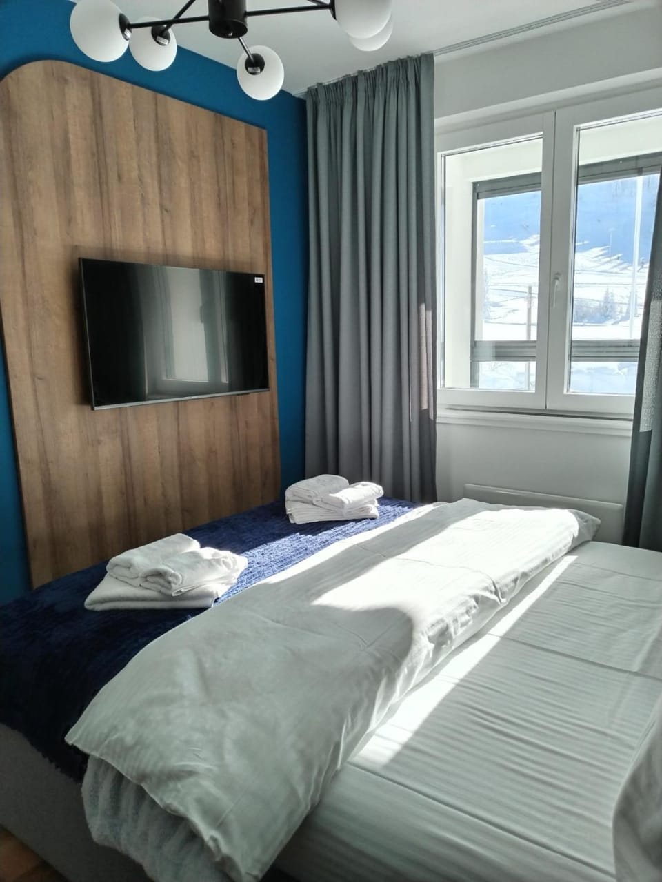 Bed, TV and multimedia, Photo of the whole room, Bedroom