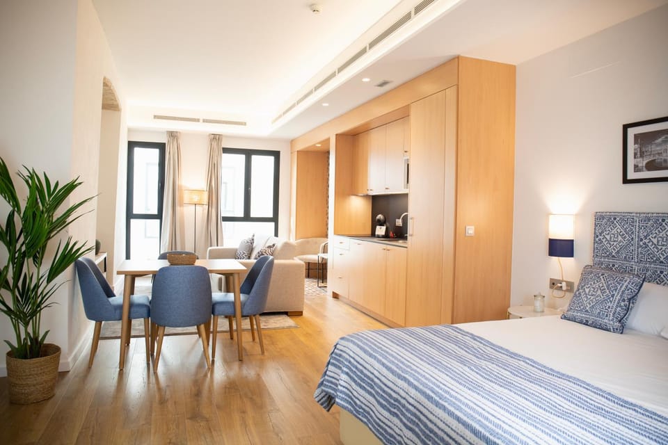 Bed, TV and multimedia, Kitchen or kitchenette, Living room, Photo of the whole room, Seating area, Dining area, Bedroom, hair dresser, wardrobe