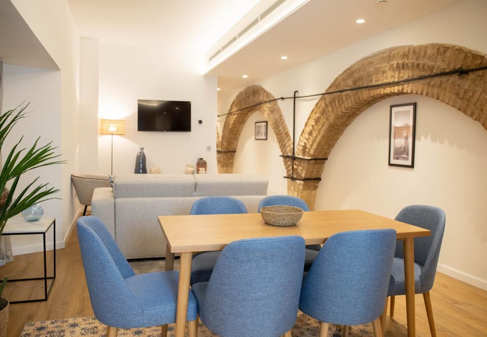 TV and multimedia, Living room, Seating area, Dining area