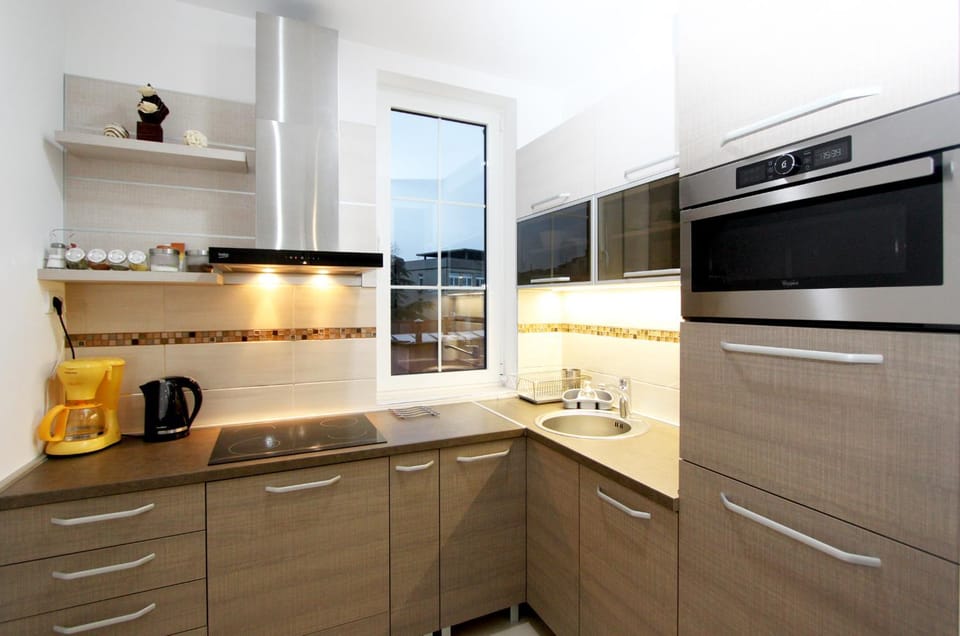 Kitchen or kitchenette, minibar, stove