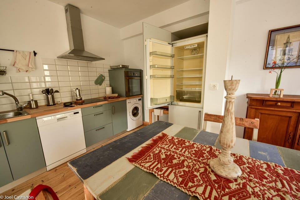 Kitchen or kitchenette, pet friendly, stove