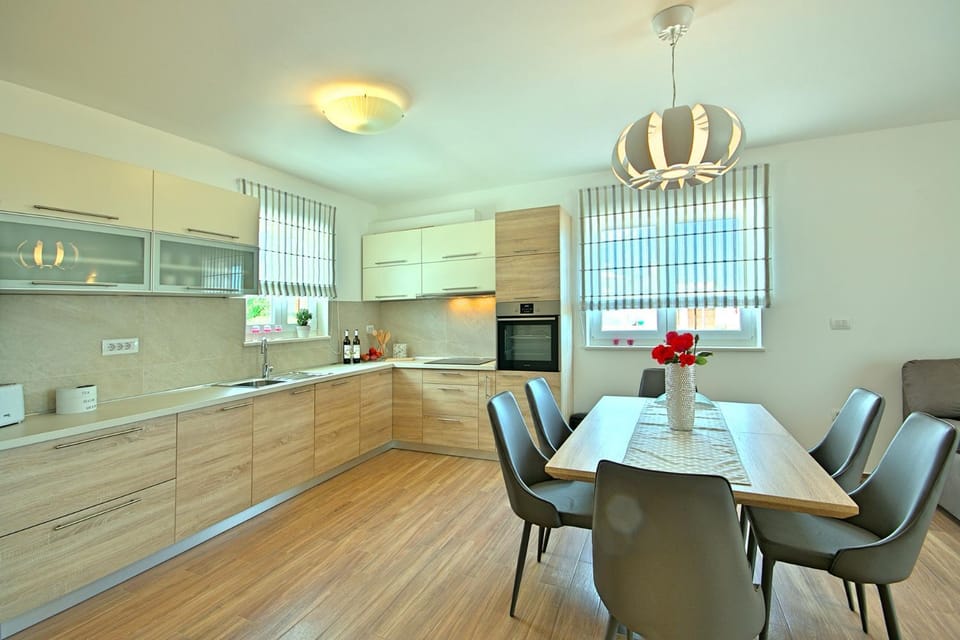 Kitchen or kitchenette, Seating area, Dining area