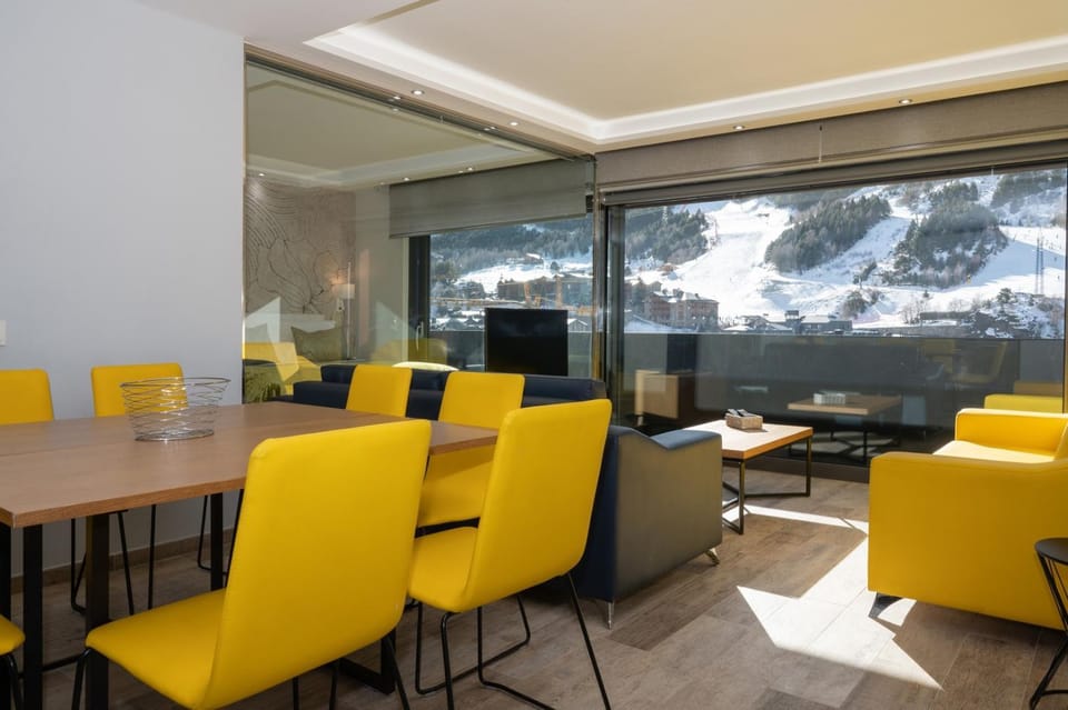 Communal lounge/ TV room, Living room, Dining area