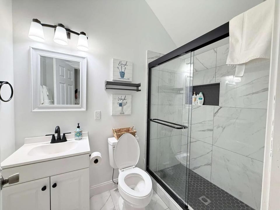 Carytown nest King Bed fully fenced Apartment in Richmond
