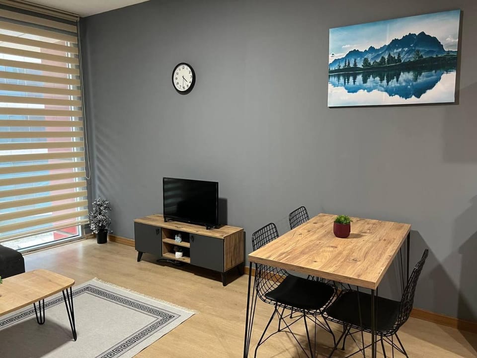 Communal lounge/ TV room, TV and multimedia, Living room, Seating area, Dining area, Evening entertainment
