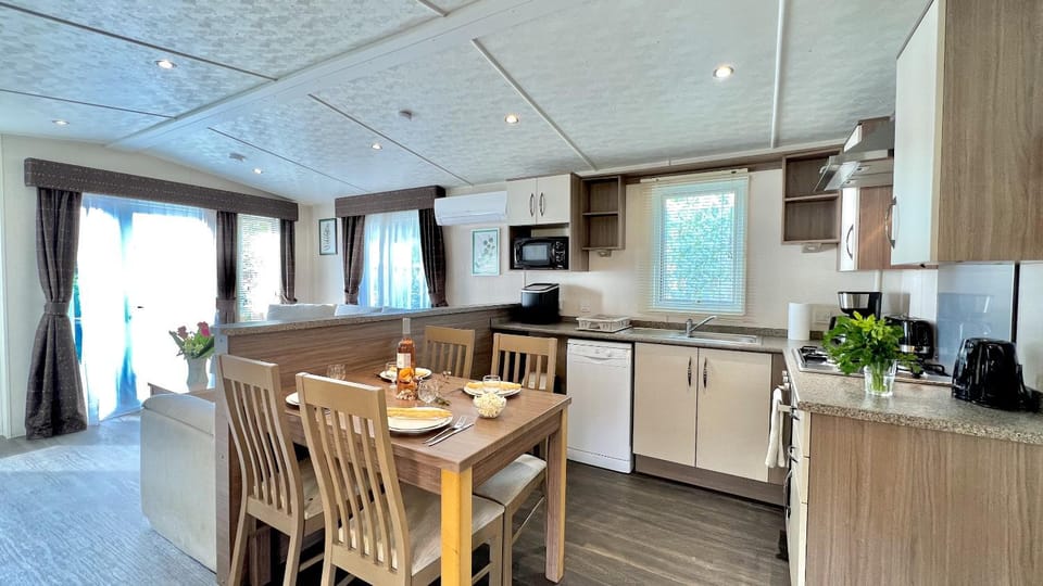 Kitchen or kitchenette, Food and drinks, Dining area, Food, minibar, pet friendly, stove, toaster