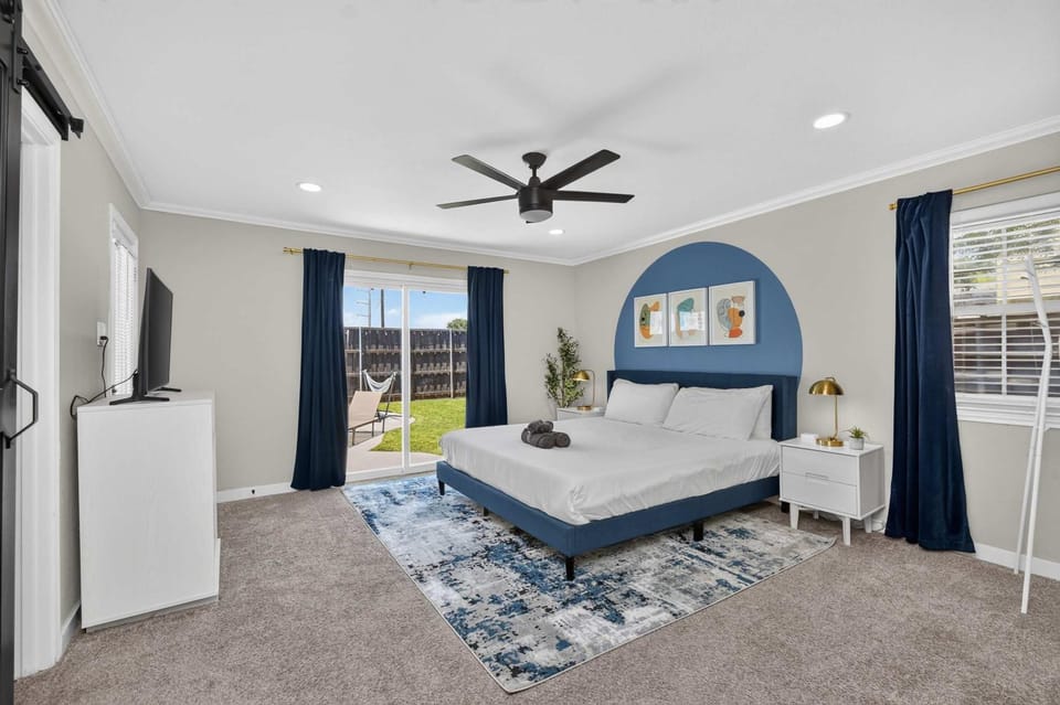 Perfect Getaway Home w Pool Jacuzzi Cinema Room House in Richardson