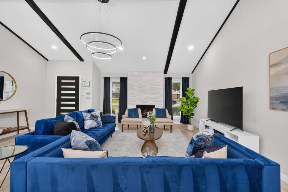 Perfect Getaway Home w Pool Jacuzzi Cinema Room House in Richardson