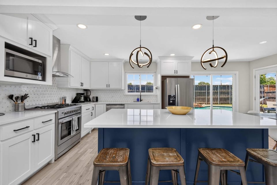 Perfect Getaway Home w Pool Jacuzzi Cinema Room House in Richardson