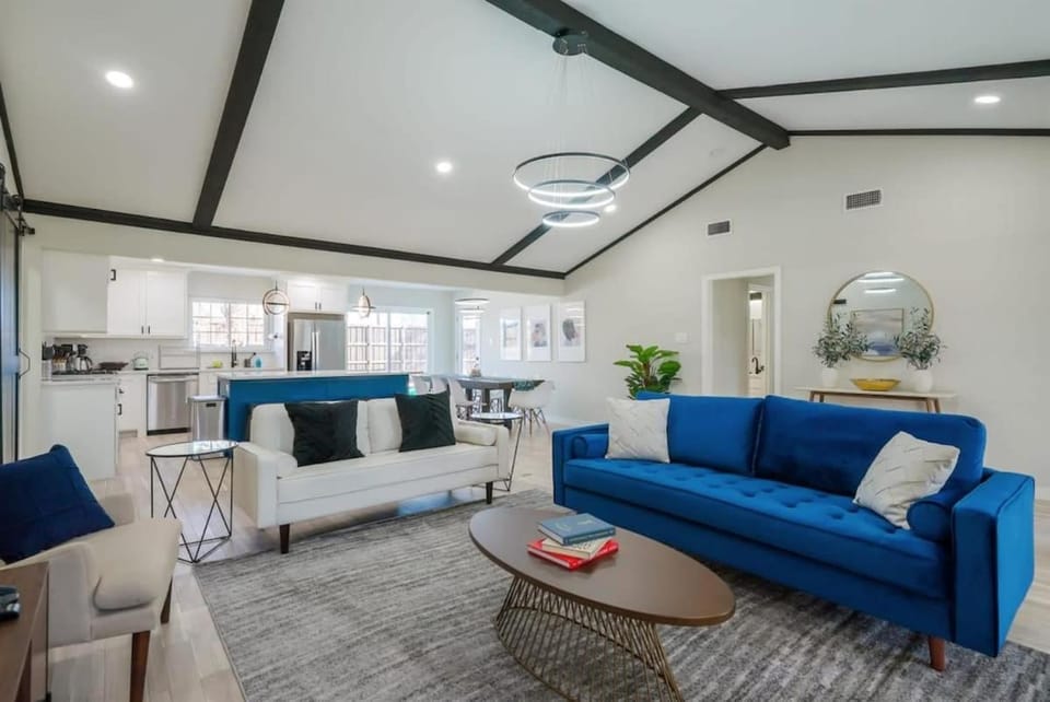 Perfect Getaway Home w Pool Jacuzzi Cinema Room House in Richardson