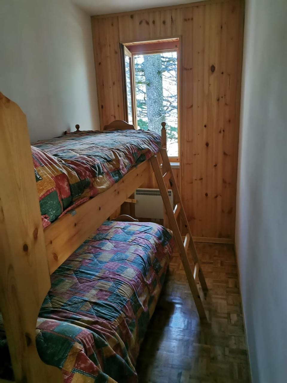 Bedroom, bunk bed