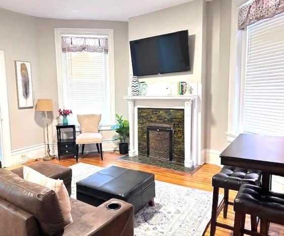 Urban Bloom King Bed 2TVs Free Parking Museums Apartment in Richmond