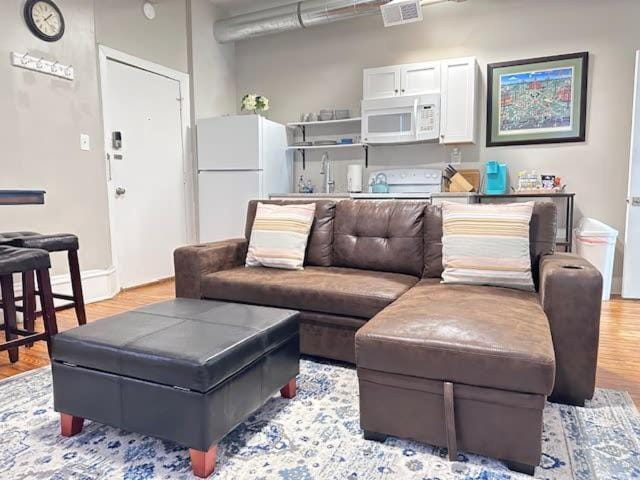 Urban Bloom King Bed 2TVs Free Parking Museums Apartment in Richmond