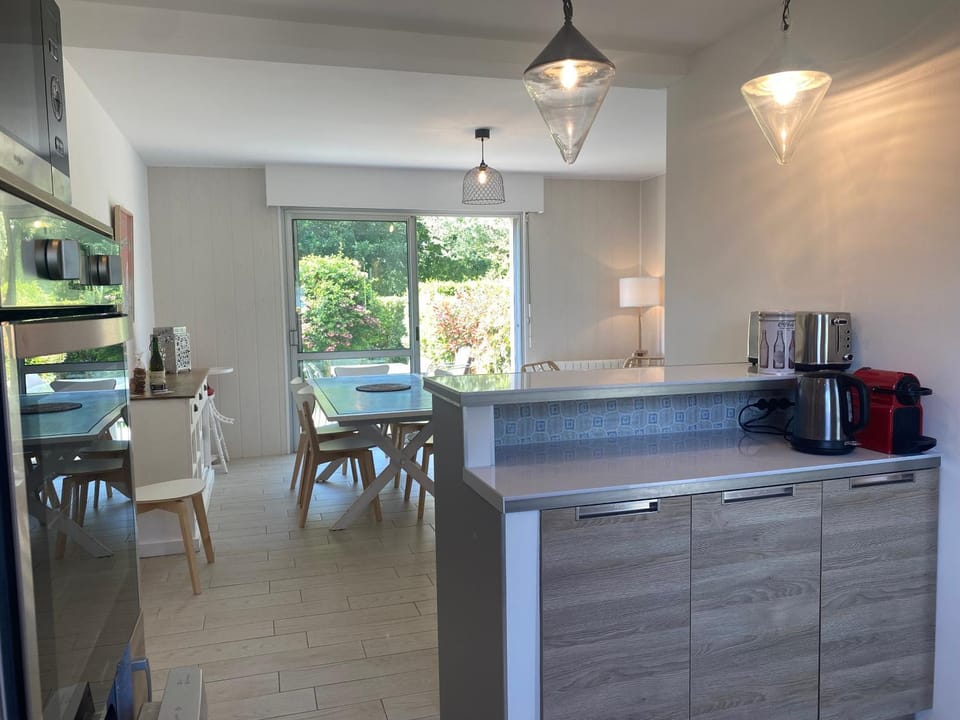 Coffee/tea facilities, Kitchen or kitchenette, Dining area, toaster