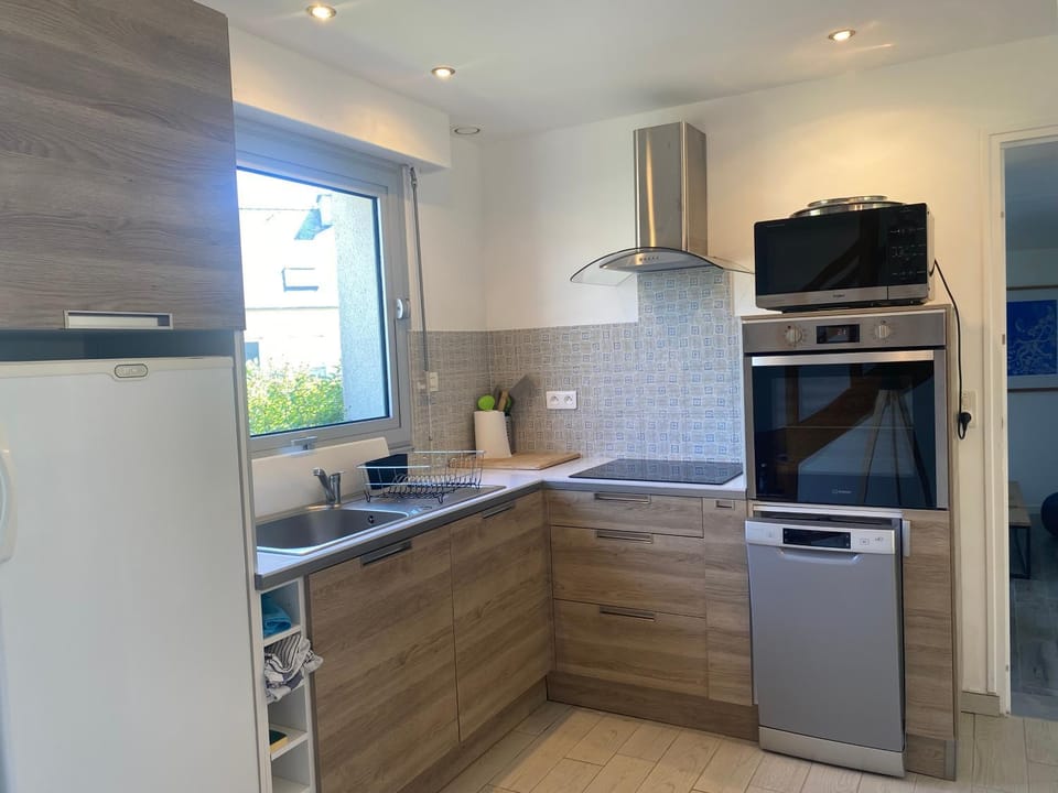 Kitchen or kitchenette, dishwasher, oven, pet friendly, stove