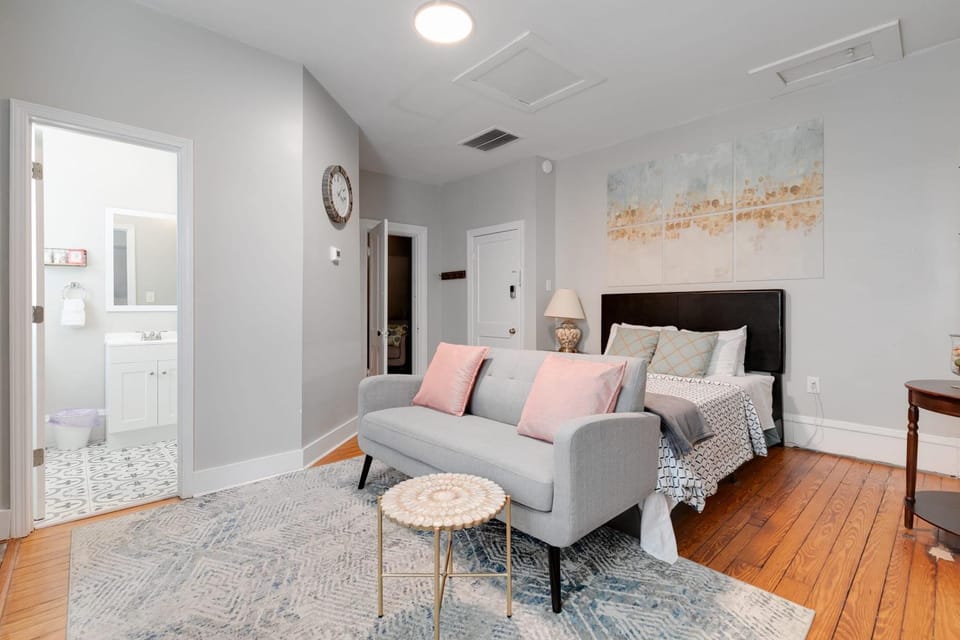 Studio Nest 2Queen beds & 2TVs museums free parking Apartment in Richmond