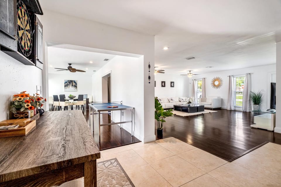 Gorgeous open concept 4 BR with heated pool and lounge area Villa in Oakland Park