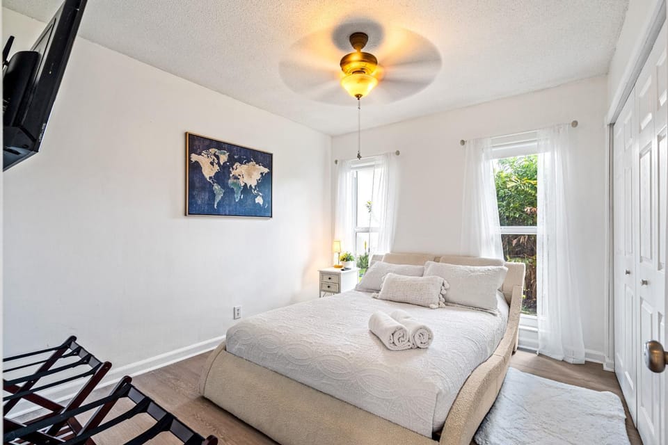 Gorgeous open concept 4 BR with heated pool and lounge area Villa in Oakland Park