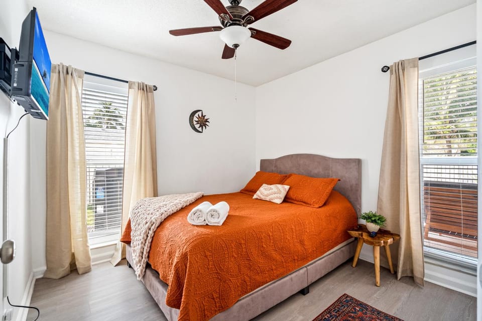 Gorgeous open concept 4 BR with heated pool and lounge area Villa in Oakland Park