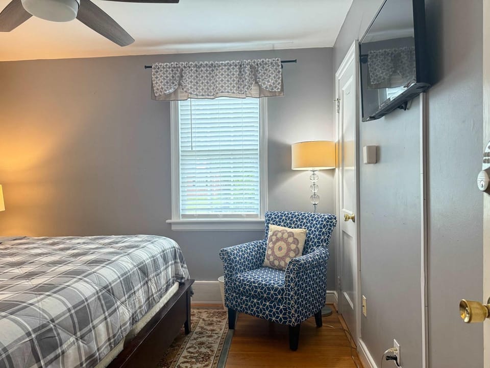 LG Central location FREE parking fenced yard FIRE-PIT House in Richmond