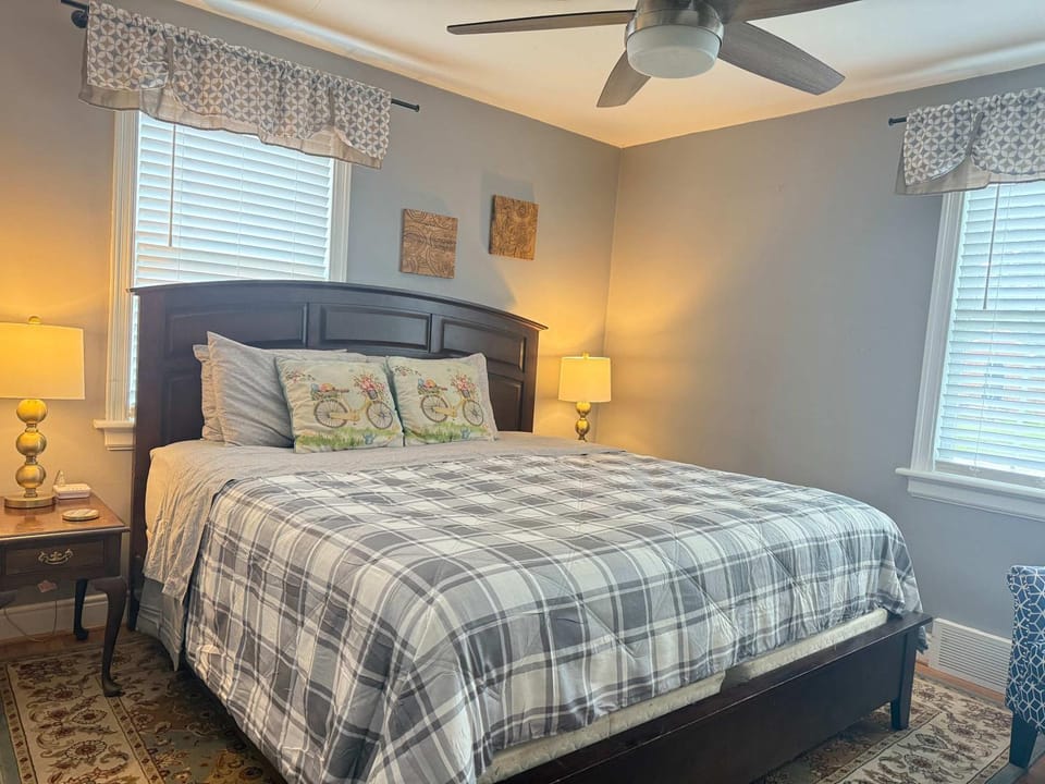 LG Central location FREE parking fenced yard FIRE-PIT House in Richmond