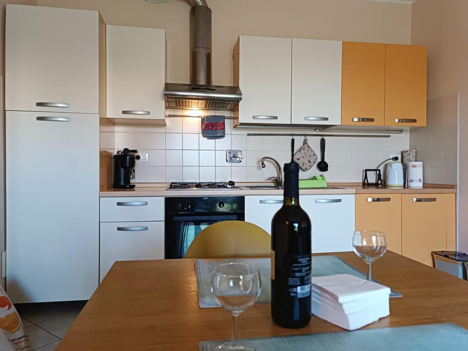Coffee/tea facilities, Kitchen or kitchenette, Dining area, stove