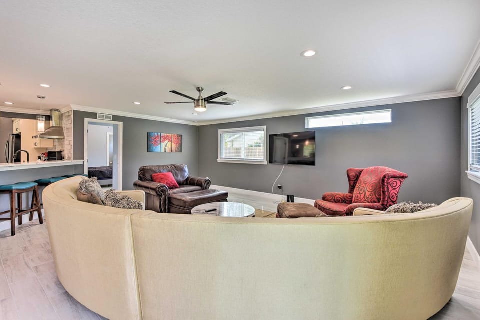 3 Mi to Dtwn Bradenton: Home w/ Yard! House in Bradenton