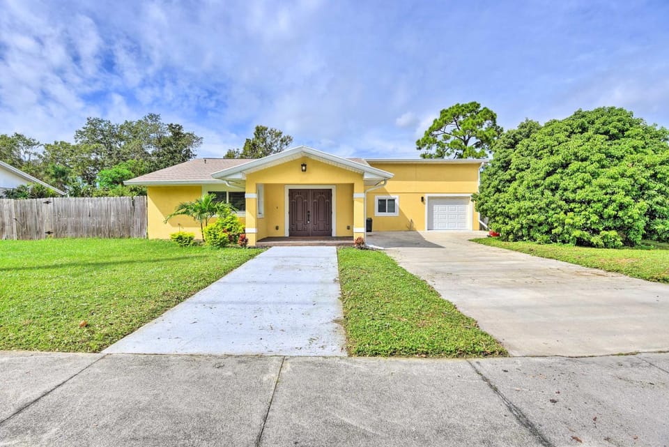 3 Mi to Dtwn Bradenton: Home w/ Yard! House in Bradenton