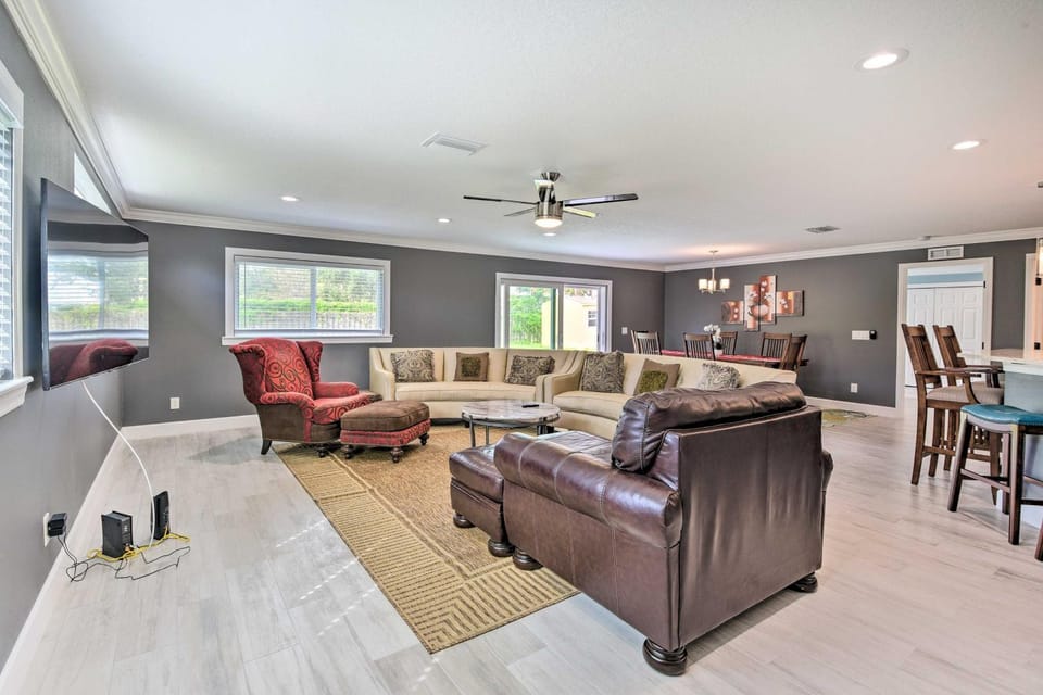3 Mi to Dtwn Bradenton: Home w/ Yard! House in Bradenton