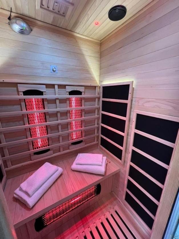 Hunters Hideaway Lodge - Private Hot Tub - Infrared Sauna - Dog Friendly Chalet in Warminster