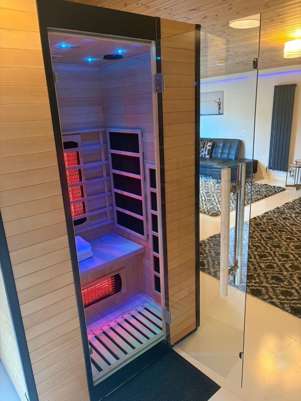 Hunters Hideaway Lodge - Private Hot Tub - Infrared Sauna - Dog Friendly Chalet in Warminster