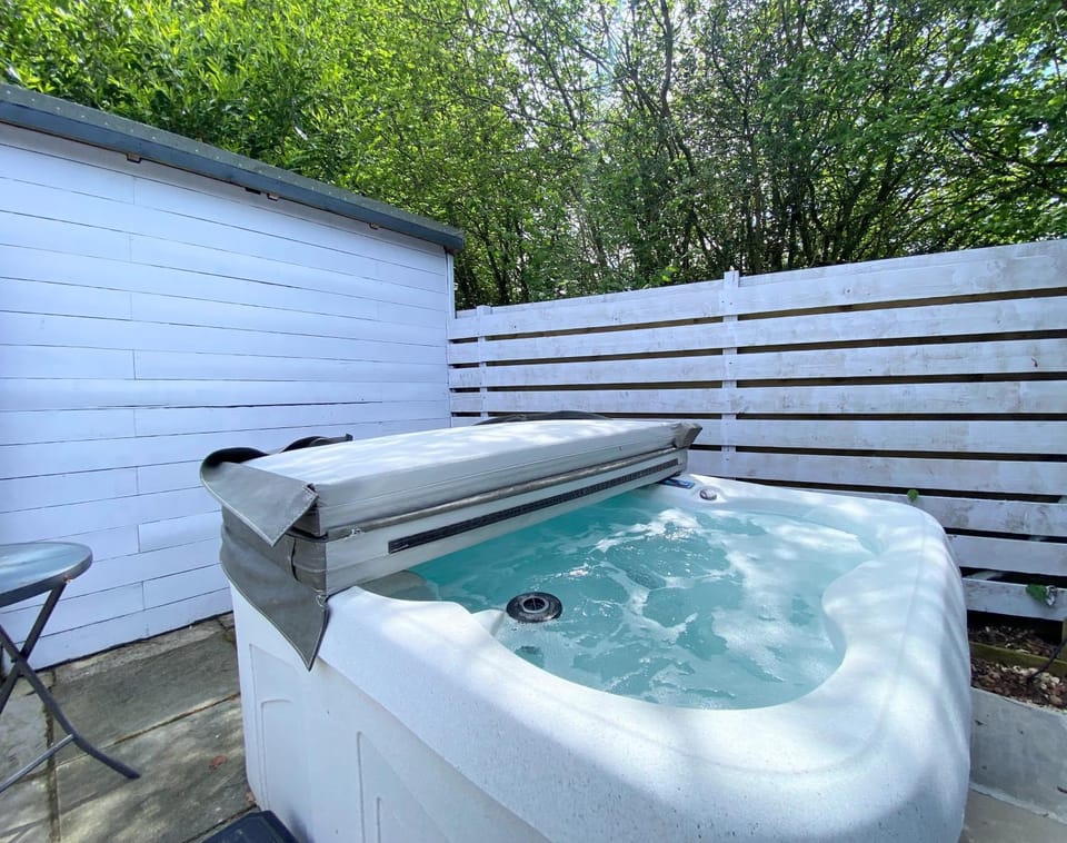 Hunters Hideaway Lodge - Private Hot Tub - Infrared Sauna - Dog Friendly Chalet in Warminster