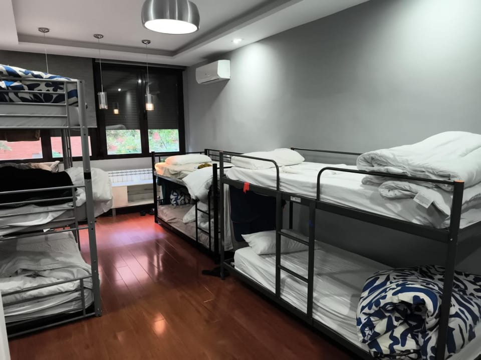 AA- Hab compartida masculina Bed and Breakfast in Madrid