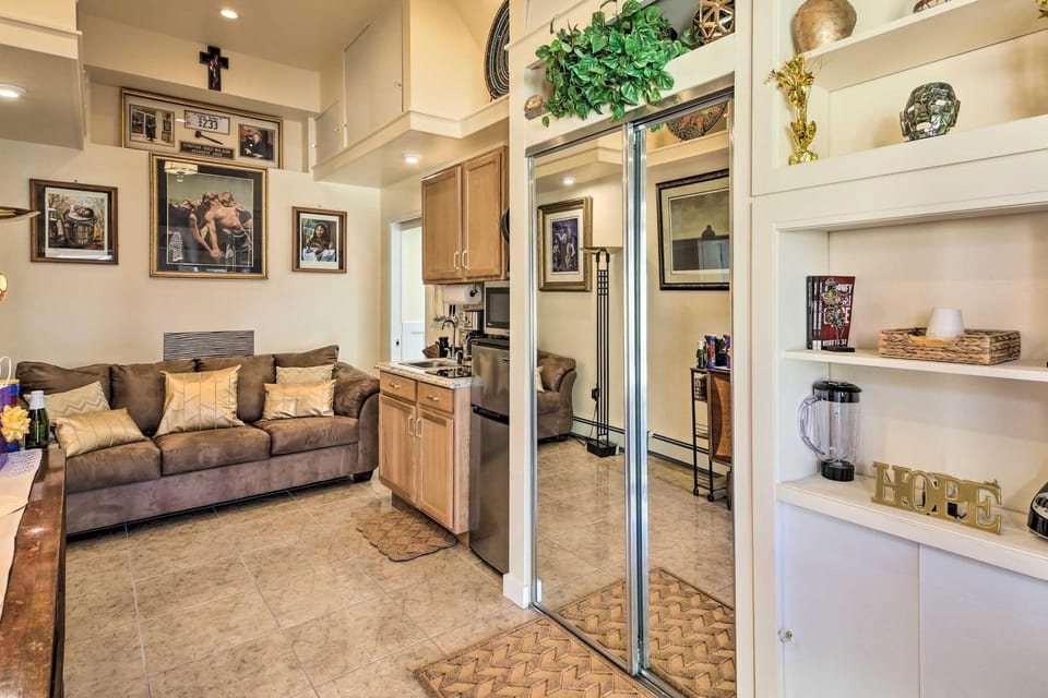 Cozy & Convenient Elmont Retreat w/ Patio! Apartment in Elmont