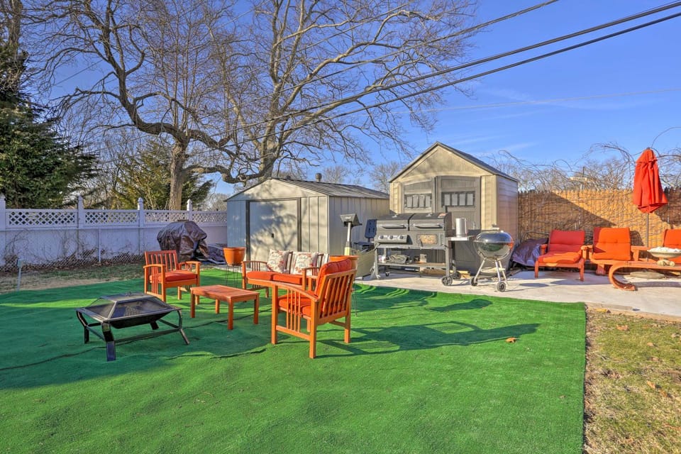 Cozy & Convenient Elmont Retreat w/ Patio! Apartment in Elmont